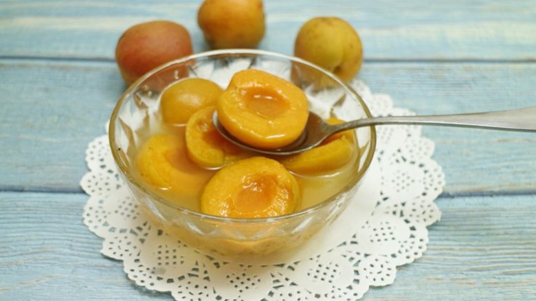 糖水杏,可以放入冰箱冷藏，吃的时候盛一碗酸酸甜甜很美味