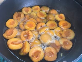 糖水杏,继续加热至沸腾，沸腾后持续两三分钟即可