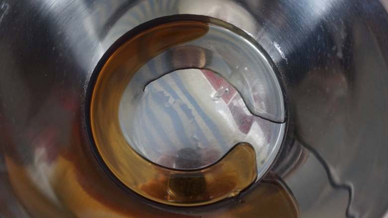 【无麸质系列】奇亚籽格兰诺燕麦片,在盆内倒入30g枫树糖浆，搅拌均匀