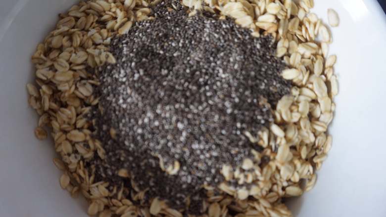 【无麸质系列】奇亚籽格兰诺燕麦片,将250g燕麦和30g奇亚籽混合