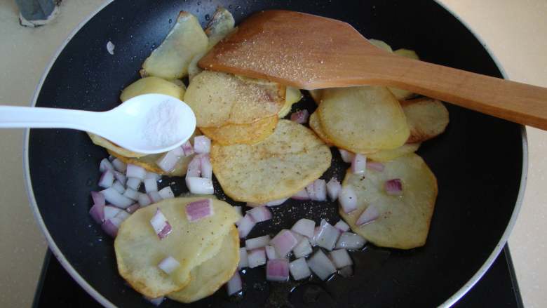 来自西班牙的小食：土豆烘蛋,加盐、胡椒粉调味，平铺在锅底