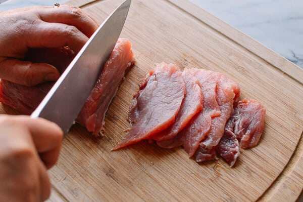 东北锅包肉,用1勺<a style='color:red;display:inline-block;' href='/shicai/ 788'>生抽</a>,半勺盐、1勺绍兴黄酒,和3大勺水调配好, 猪肉腰切成厚片。放入。盖上盖子，放到冰箱里。