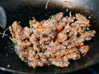 东北锅包肉,加入猪肉快速搅拌，这样每一块猪肉上都有一层薄薄的酱料。