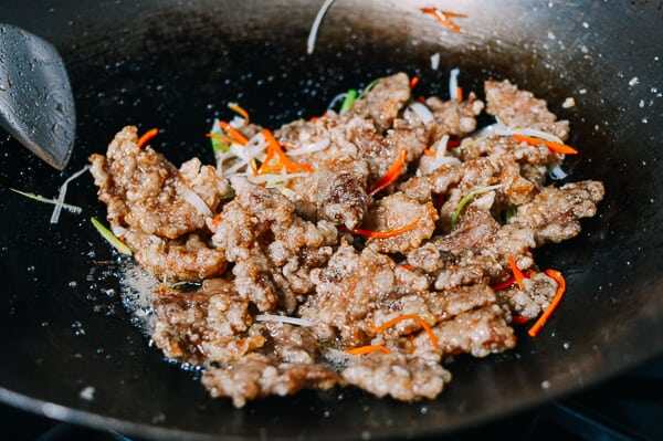 东北锅包肉,加入猪肉快速搅拌，这样每一块猪肉上都有一层薄薄的酱料。