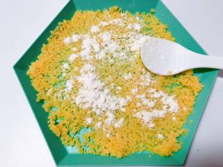 【宝宝辅食】干贝小米疙瘩汤,面粉分批撒在小米上，用勺子背部使小米裹上面粉；
