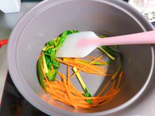 【宝宝辅食】干贝小米疙瘩汤,锅内核桃油热后放入油菜和胡萝卜炒2分钟；