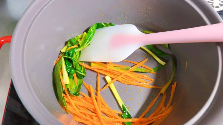【宝宝辅食】干贝小米疙瘩汤,锅内核桃油热后放入油菜和胡萝卜炒2分钟；
