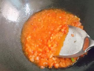 茄汁大虾,然后放入切好的番茄丁翻炒出红油。