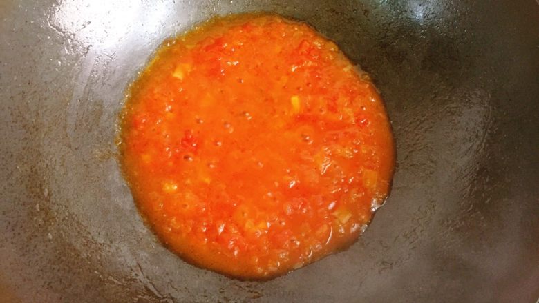 茄汁大虾,熬至茄汁浓稠。