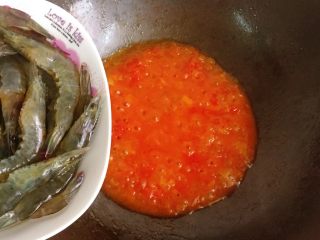 茄汁大虾,加入沥干水分的大虾。