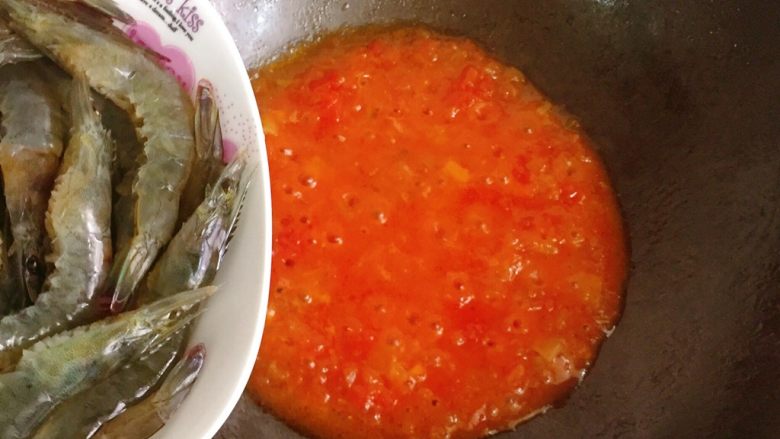 茄汁大虾,加入沥干水分的大虾。