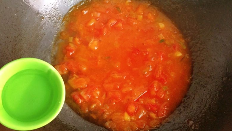 茄汁大虾,加入少许清水，小火慢熬。