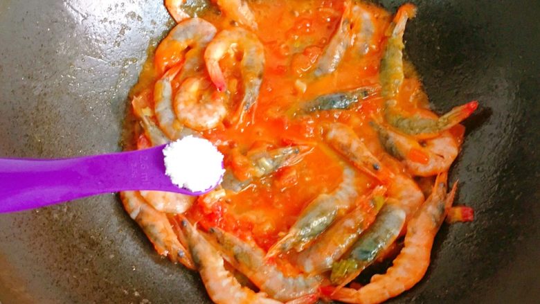 茄汁大虾,翻炒均匀，再加入适量盐调味。