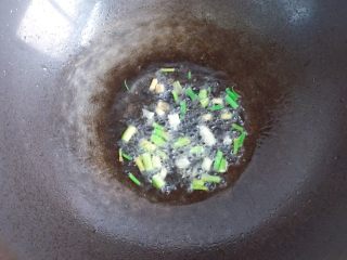 茄汁大虾,炒锅烧热倒入适量油，放入葱白爆香。