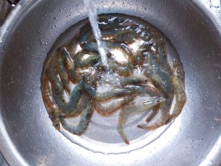 茄汁大虾,然后冲洗干净，沥干水分备用。