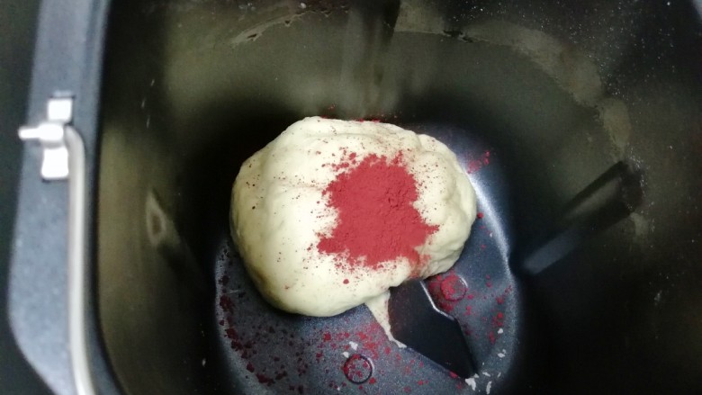 红色豹纹吐司,两份一样多的面团取其中一份继续放入面包机桶内，加入红曲粉。