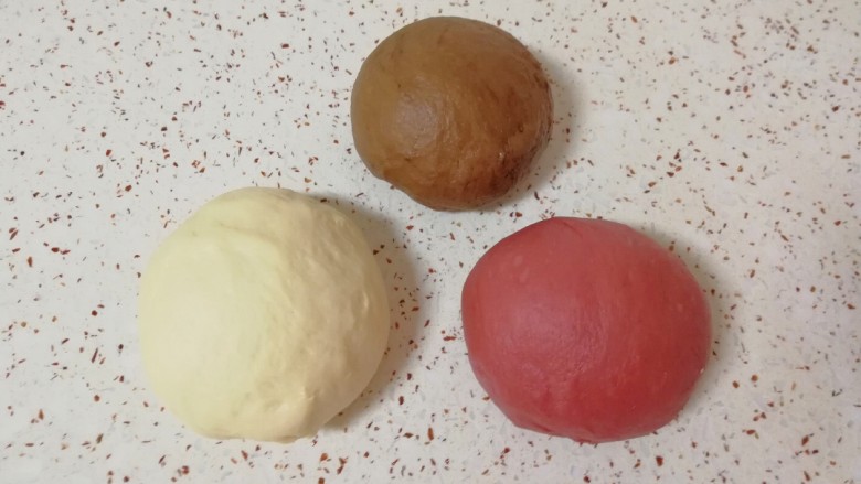 红色豹纹吐司,现在有三份颜色不一样的面团。