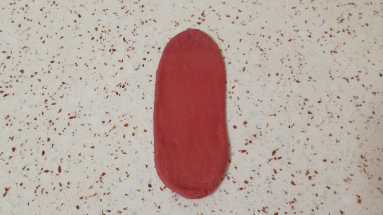 红色豹纹吐司,取一份红色的面团擀成牛舌状。