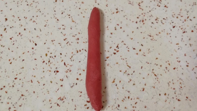 红色豹纹吐司,卷起来成长条状。