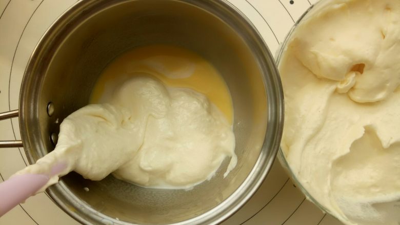 向日葵纸杯蛋糕 ,取三分之一面糊与第一步中化好的黄油牛奶液混合均匀。
