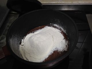 数字蛋糕,趁热筛入低筋面粉，翻拌均匀