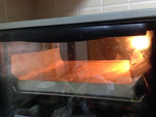 数字蛋糕,入预热好的烤箱，中层、170度烘烤25分钟左右，烤好后倒扣，掀去硅油纸。