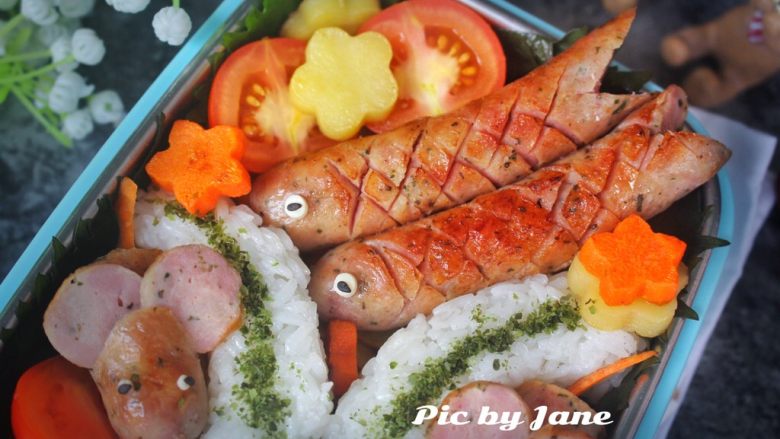 珍妮珍馐儿童香肠便当,用一点点芝士和黑芝麻做鱼和老鼠的眼睛