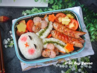 珍妮珍馐儿童香肠便当,然后把小番茄、胡萝卜花、土豆花、小老鼠、小鱼都放入便当盒里