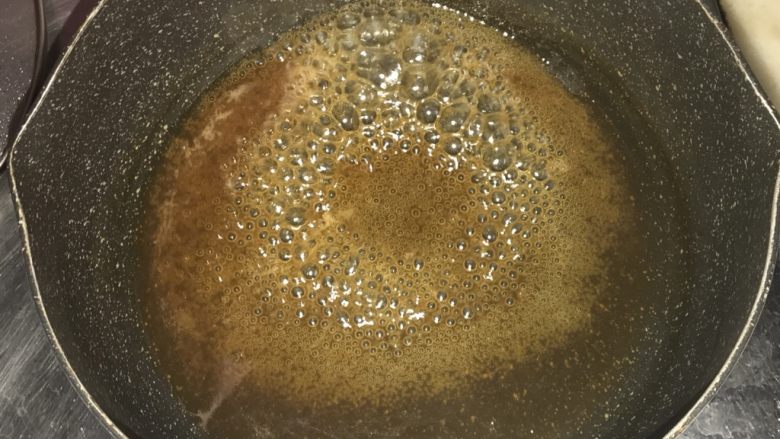 豇豆花环肉丸,锅里加水酱油和水煮沸，再拌入淀粉水勾芡成汁即可