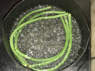 豇豆花环肉丸,豇豆洗净，在开水里煮烫1分钟