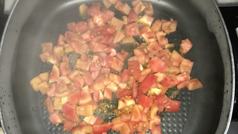 珍妮珍馐儿童肉丸意面,番茄下油锅翻炒，把番茄水分炒干，大约要3分钟或以上