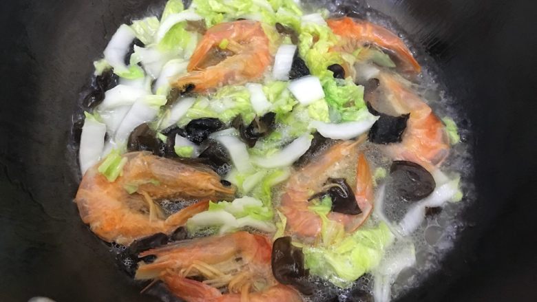 上汤虾干木耳杭白菜,水量和图片中差不多，大火烧开之后盖上锅盖，转小火煮3分钟