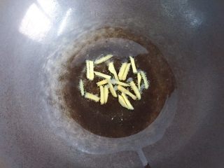 青椒炒牛肉丝,锅中倒入适量油烧热，放入姜丝爆香。