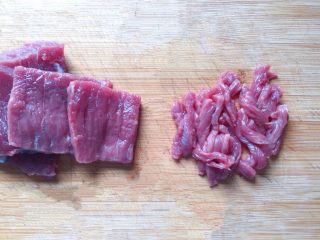 青椒炒牛肉丝,新鲜牛肉清洗干净，沥干水分，先切成片，再切成丝。