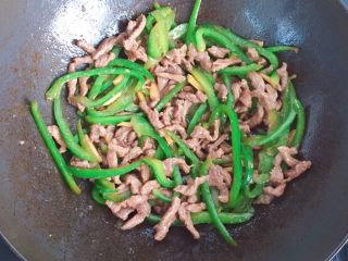 青椒炒牛肉丝,迅速翻炒均匀即可出锅。
