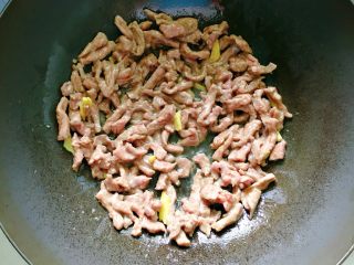 青椒炒牛肉丝,倒入腌制好的牛肉丝快速滑炒至变色，盛出待用。