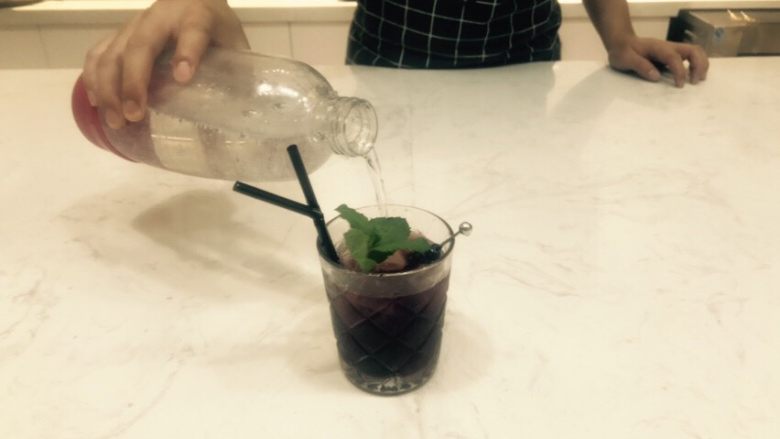 桑格利亚,喝的时候取一个玻璃杯加入<a style='color:red;display:inline-block;' href='/shicai/ 12035'>冰块</a>和酒，放入浆果加满苏打水！