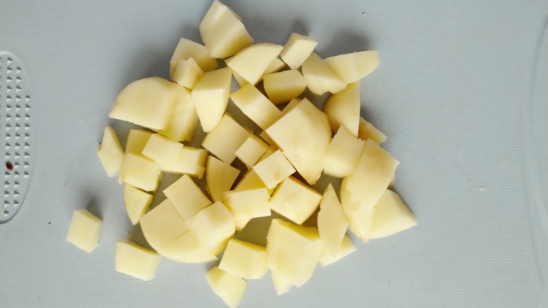 土豆腊肉香菇饭,土豆去皮洗净切小方块（块要小，方便入味跟熟）。
