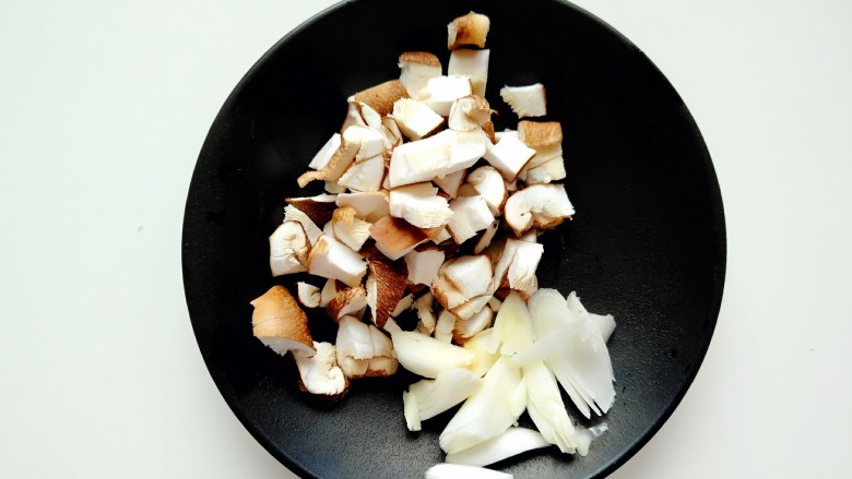 土豆腊肉香菇饭,香菇、葱白洗净，香菇切丁、葱白切碎。