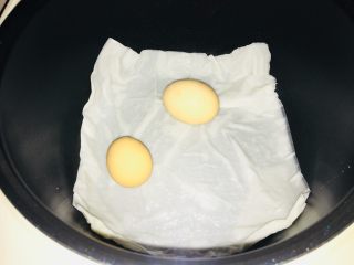 电饭锅溏心蛋,鸡蛋放进去