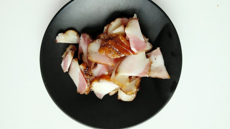 土豆腊肉香菇饭,腊肉切薄片备用。