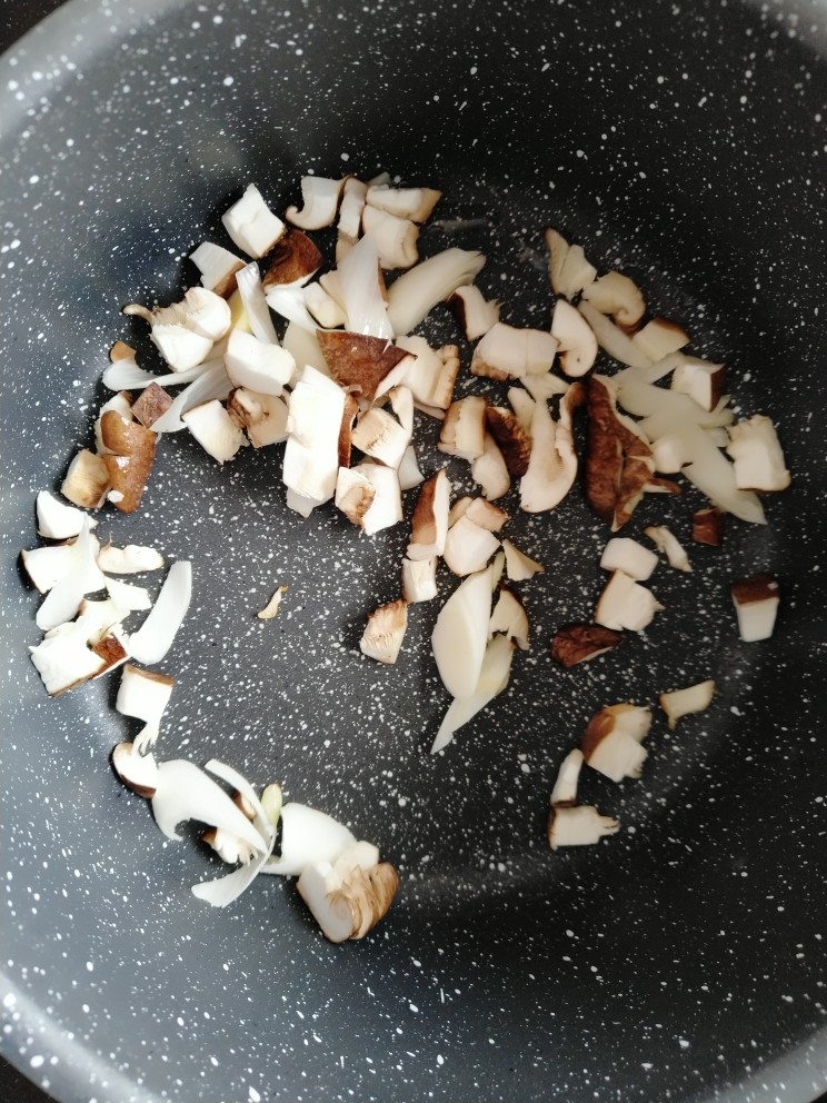 土豆腊肉香菇饭,待油温7至8成热时，放入葱白爆香，继续放入香菇爆香。