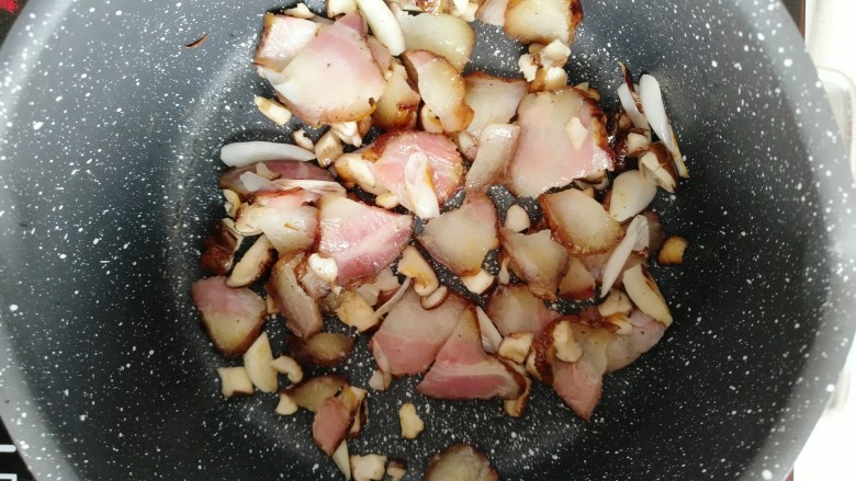 土豆腊肉香菇饭,待腊肉炒至透明色，倒入切好的土豆、酱油继续翻炒均匀，不用炒熟， 吧啦均匀即可（炒土豆时忘拍照片了）。