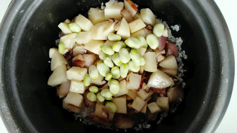 土豆腊肉香菇饭,把所有食材倒入电饭锅，放入剥好的豌豆。