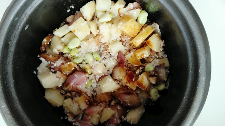 土豆腊肉香菇饭,用铲子将所有食材翻拌均匀。