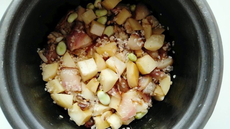 土豆腊肉香菇饭,翻拌均匀后的样子。