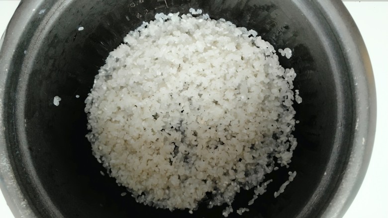 土豆腊肉香菇饭,大米洗净放入电饭锅。
