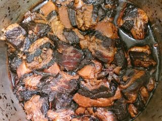 咸蛋黄肉粽,五花肉切小块，腌肉的材料混在一起，用手抓匀，冷藏过夜入味