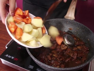 红焖羊肉,每隔20分钟搅一下锅，在40分钟的时候放入胡萝卜和土豆，并将调料包取出
