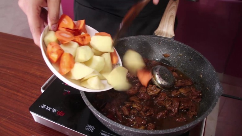 红焖羊肉,每隔20分钟搅一下锅，在40分钟的时候放入胡萝卜和土豆，并将调料包取出